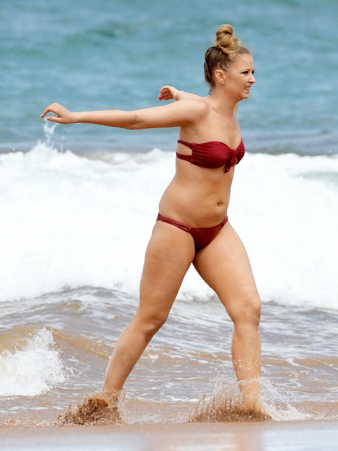 16P Elisabeth Harnois bikini malfunction showing ass crack at a beach in Maui