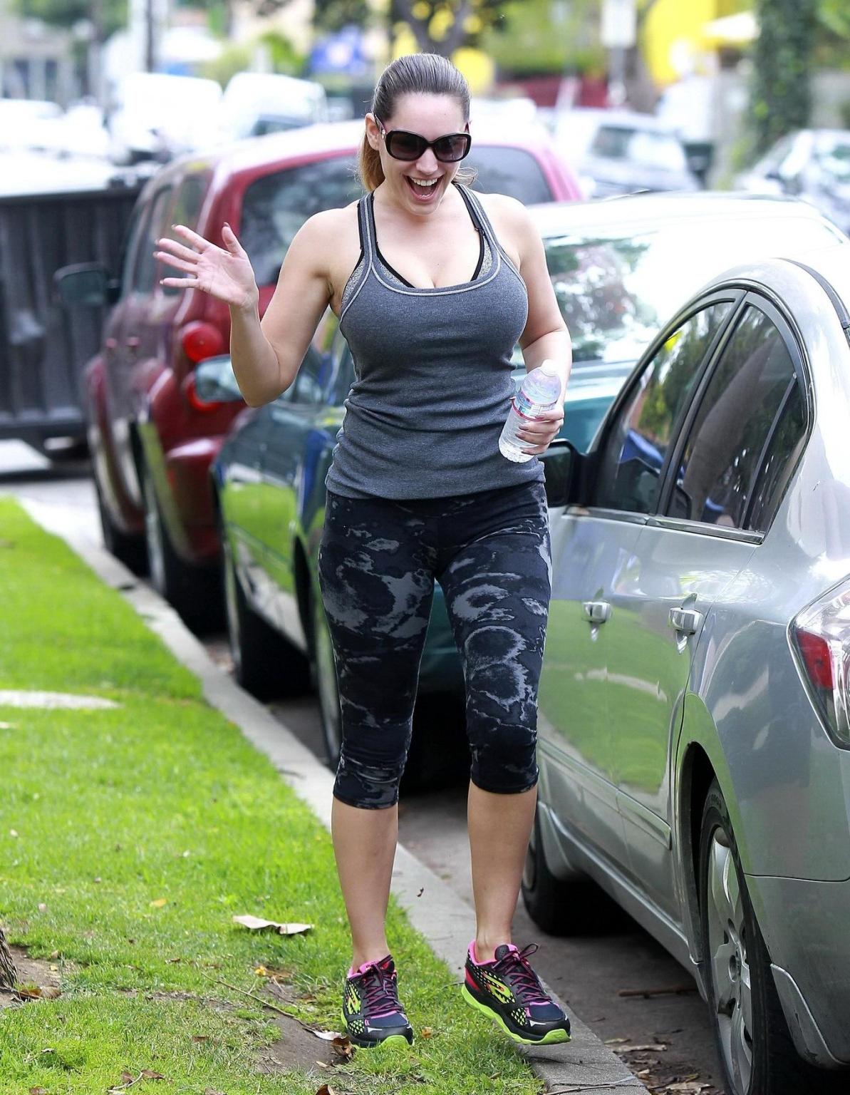 16P Kelly Brook busty  booty wearing tight sports outfit out in Hollywood
