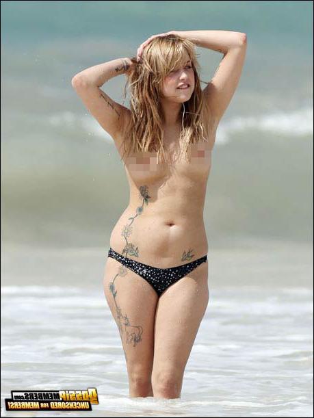 15P Model Peaches Geldof caught topless on the beach