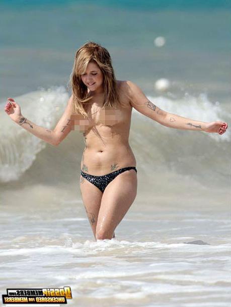 15P Model Peaches Geldof caught topless on the beach