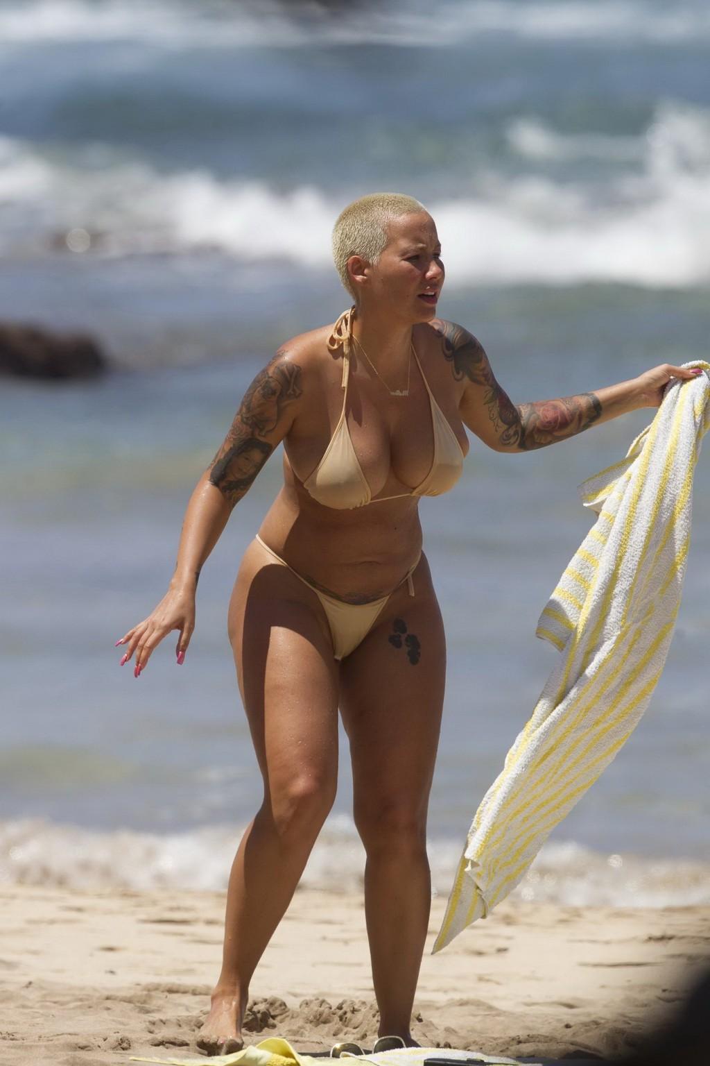 16P Amber Rose caught topless while sunbathing her huge assets at the beach in Maui