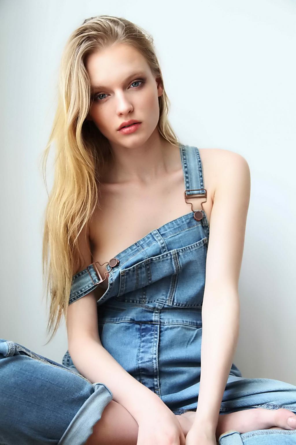 16P Isabella Farrell fully naked for Paper Magazine photoshoot by Cameron Davis