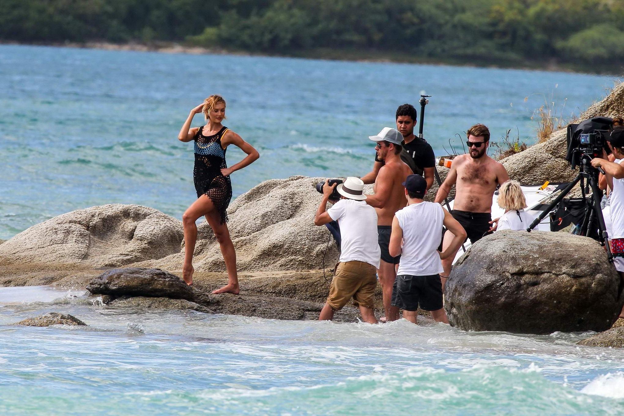 16P Candice Swanepoel wurde beim Umziehen bei Victorias Secret Beachwear-Shop oben ohne erwischt