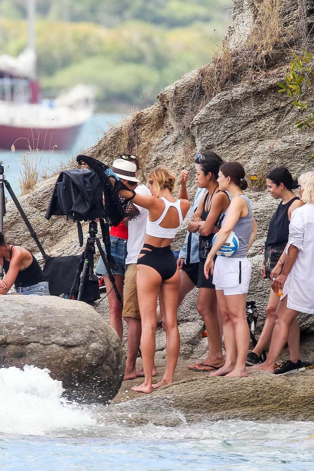 16P Candice Swanepoel wurde beim Umziehen bei Victorias Secret Beachwear-Shop oben ohne erwischt