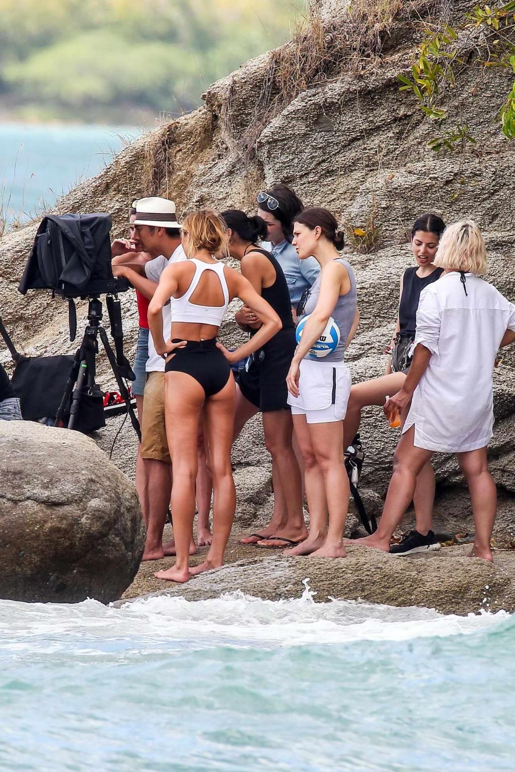 16P Candice Swanepoel wurde beim Umziehen bei Victorias Secret Beachwear-Shop oben ohne erwischt