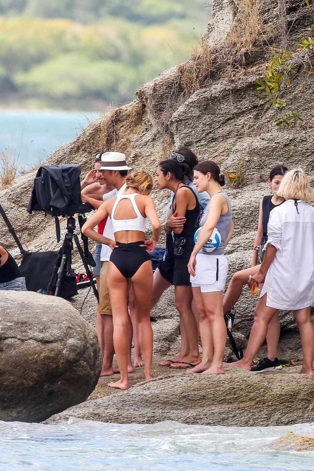 16P Candice Swanepoel wurde beim Umziehen bei Victorias Secret Beachwear-Shop oben ohne erwischt