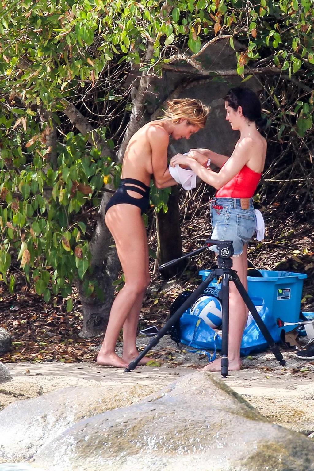 16P Candice Swanepoel wurde beim Umziehen bei Victorias Secret Beachwear-Shop oben ohne erwischt