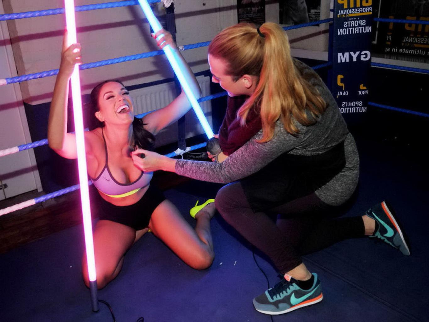 16P Vicky Pattison shows big boobs and pokies in sport bra and panties while workout