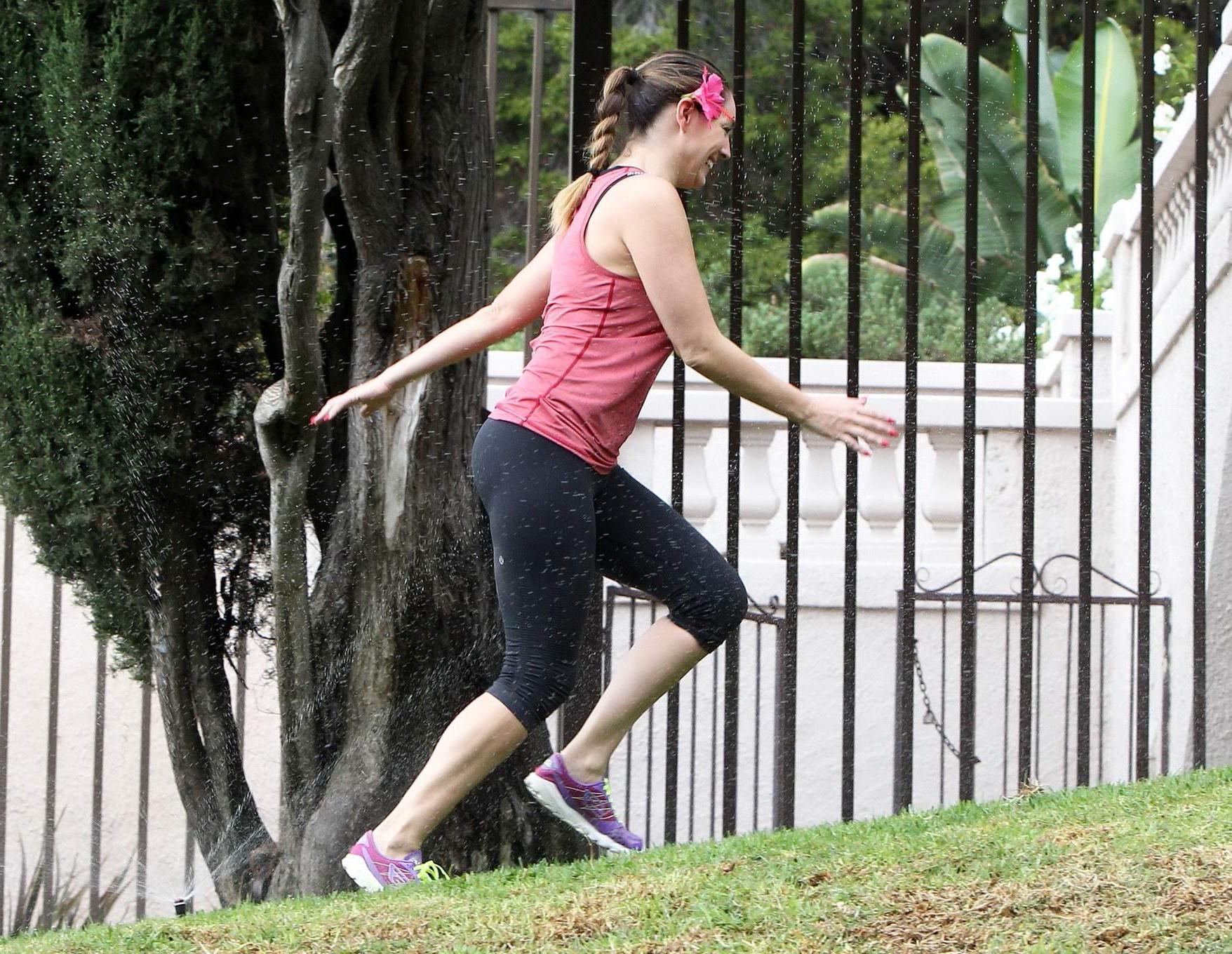 16P Kelly Brook getting wet and showing booty in tights after a workout in LA