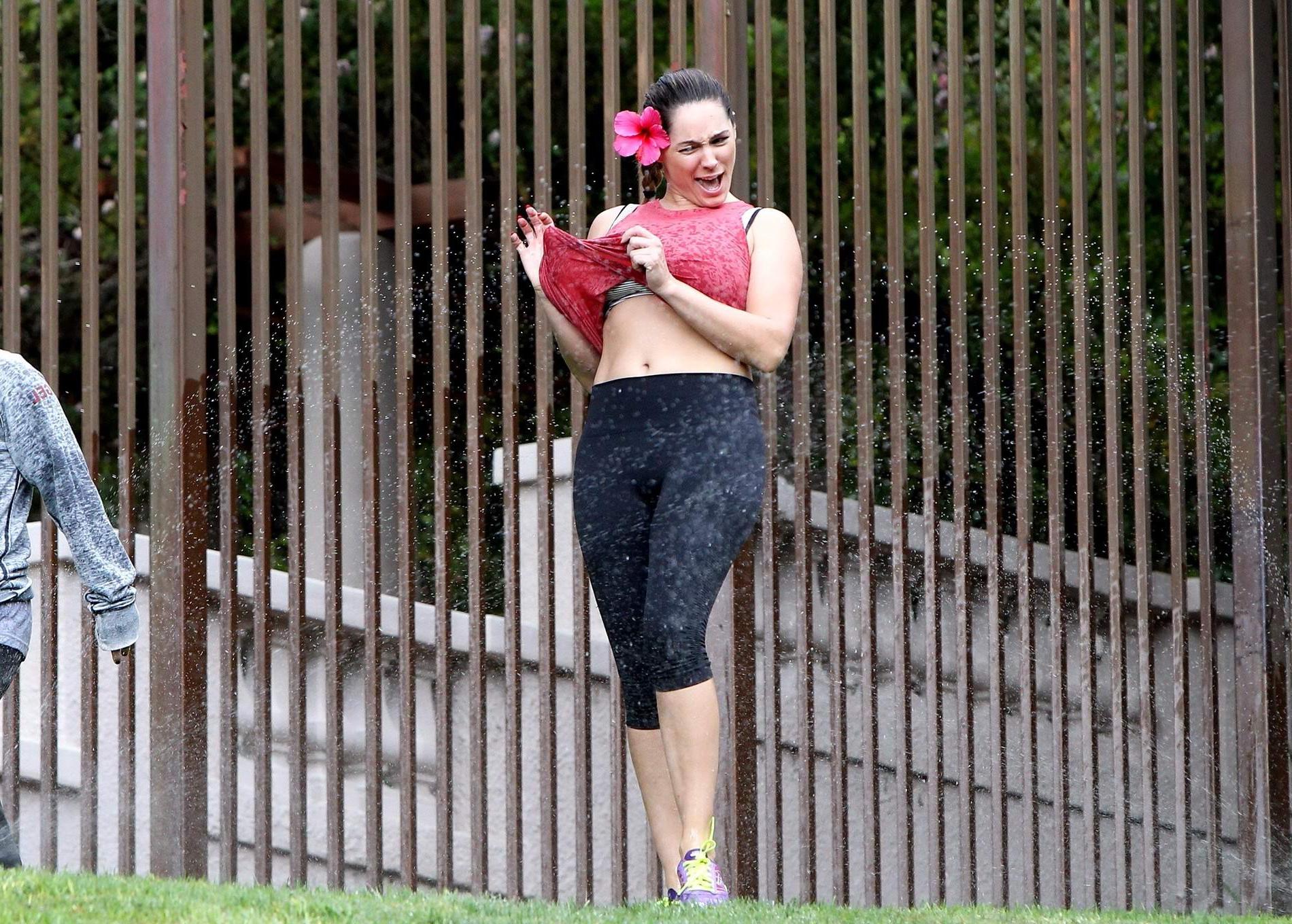 16P Kelly Brook getting wet and showing booty in tights after a workout in LA