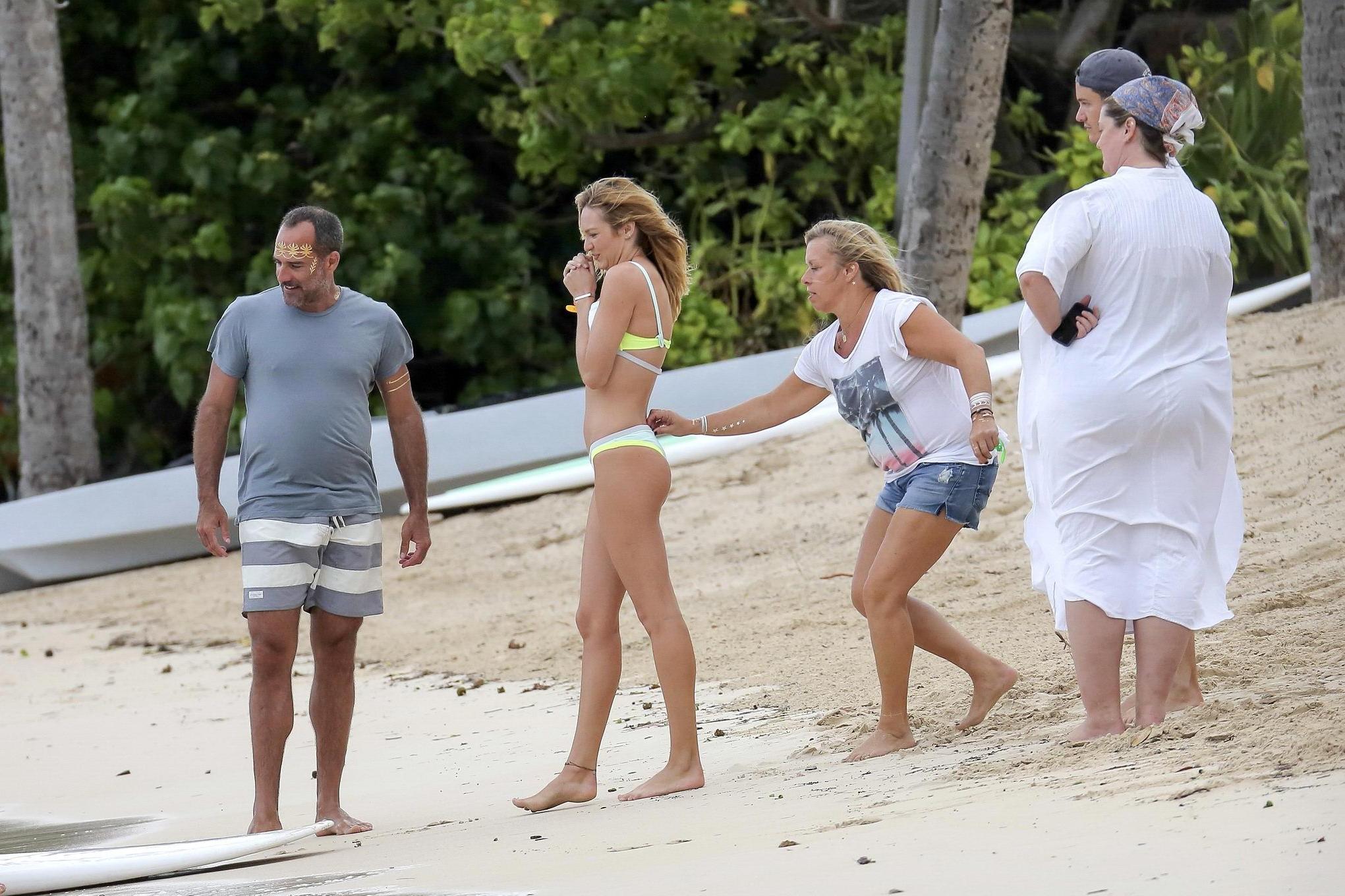 16P Candice Swanepoel showing off her bikini body at Victorias Secret photoshoot in 