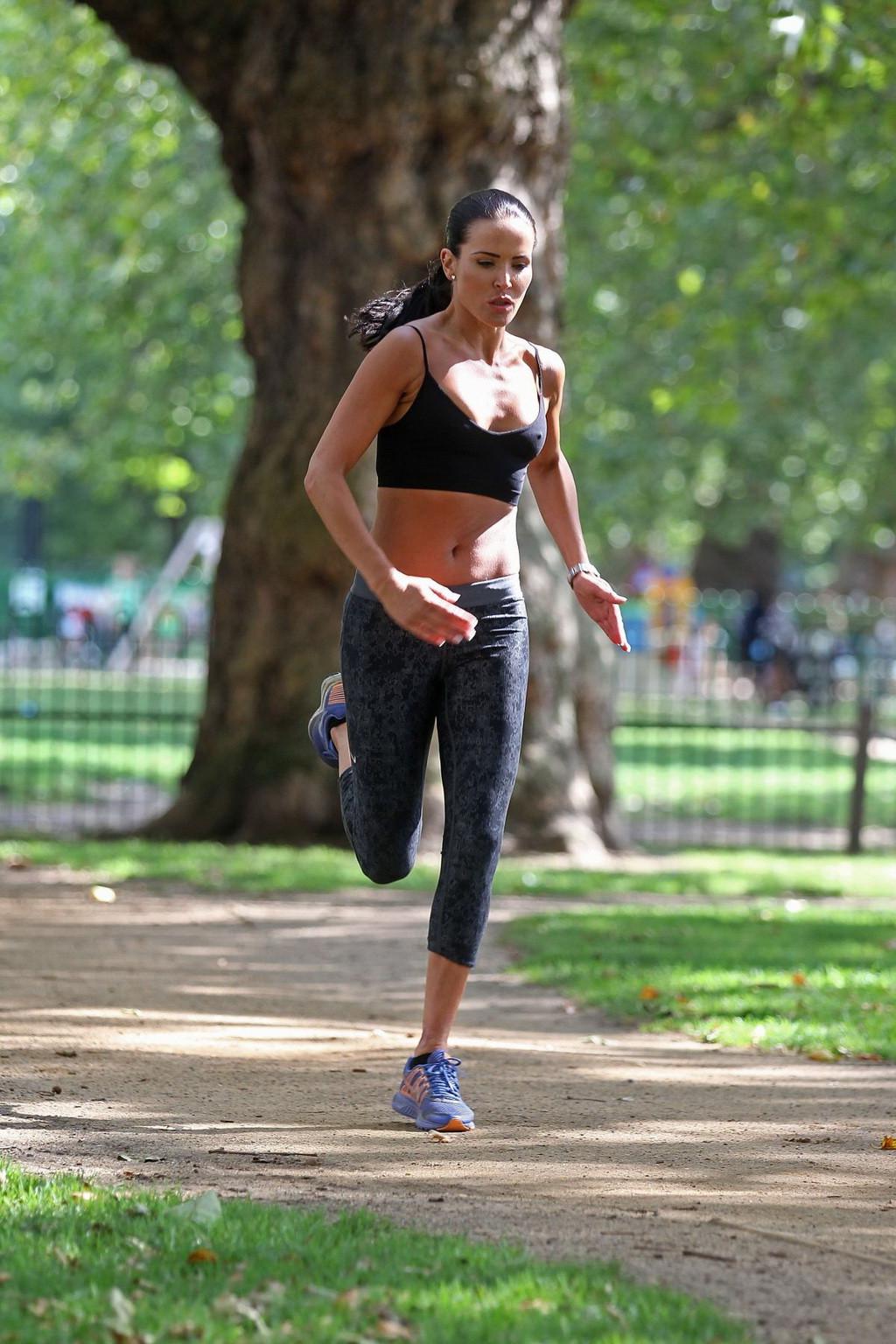 10P Sophie Anderton showing pokies and ass while workout in a sports bra and tights