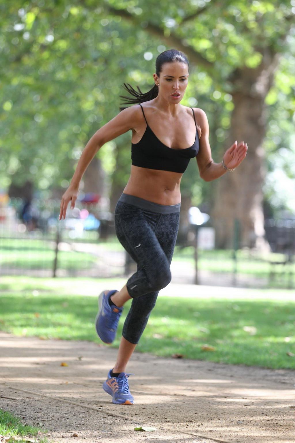 10P Sophie Anderton showing pokies and ass while workout in a sports bra and tights