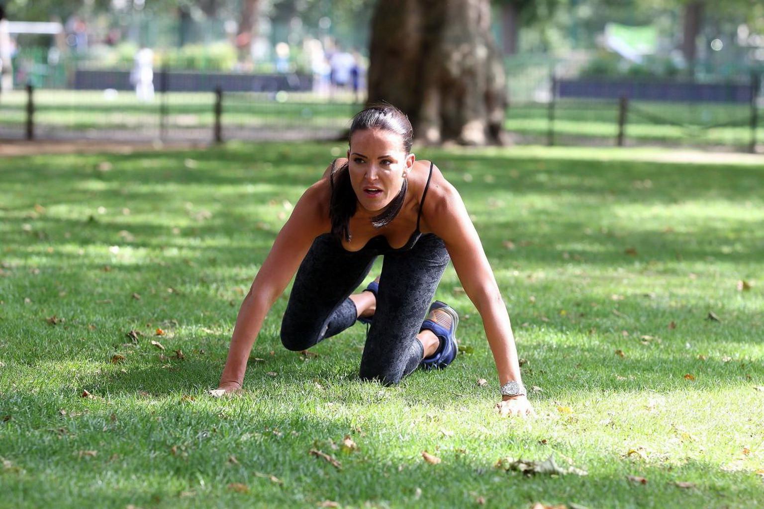 10P Sophie Anderton showing pokies and ass while workout in a sports bra and tights