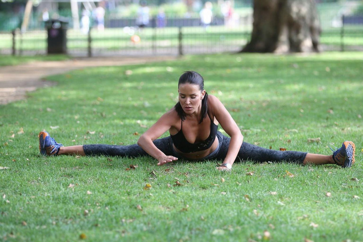 10P Sophie Anderton showing pokies and ass while workout in a sports bra and tights