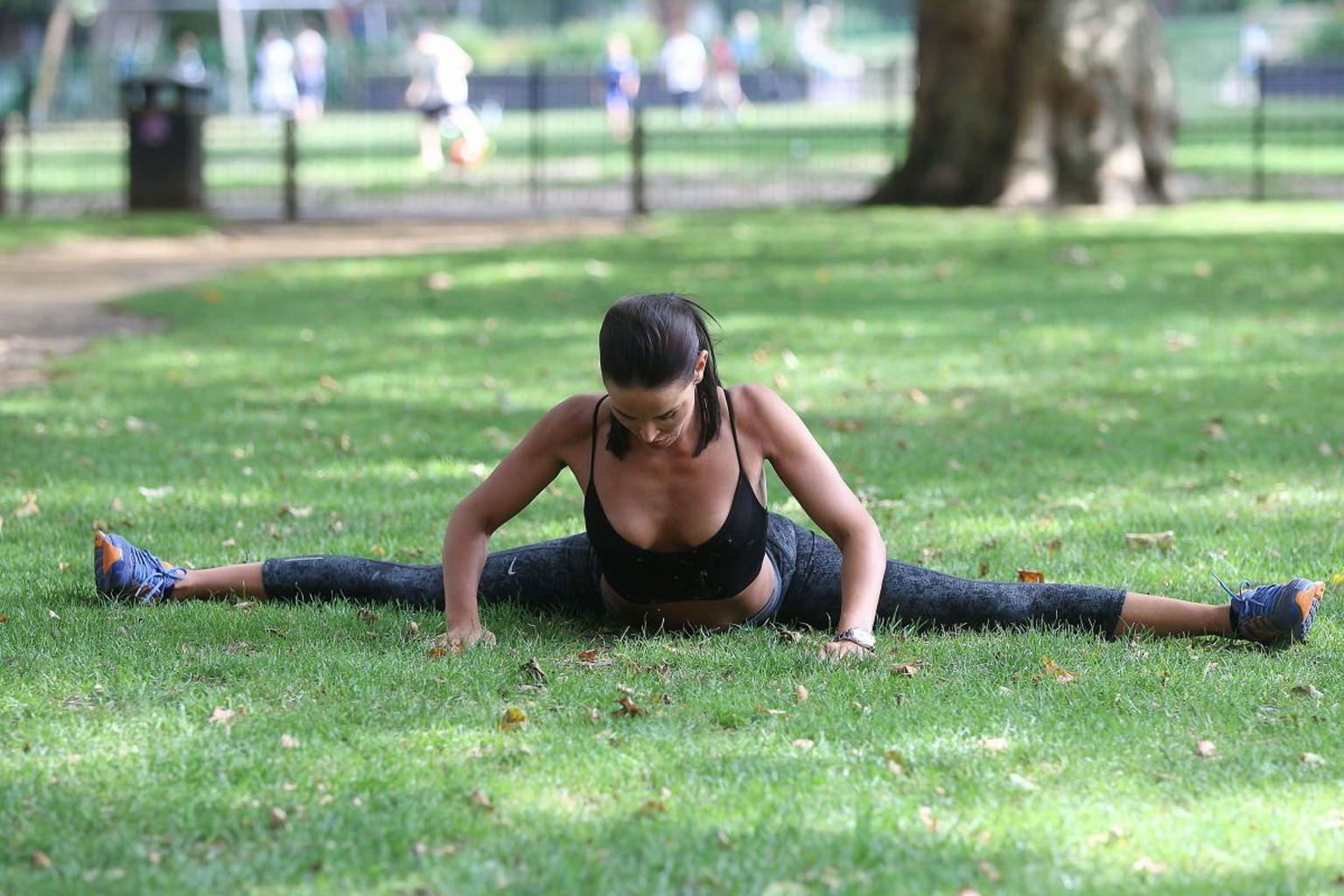 10P Sophie Anderton showing pokies and ass while workout in a sports bra and tights