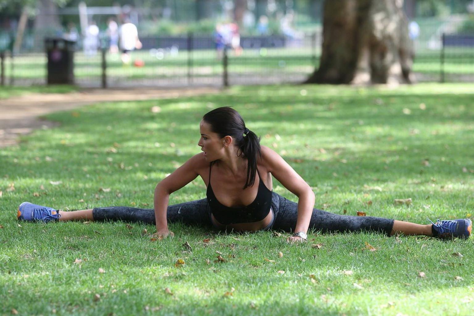 10P Sophie Anderton showing pokies and ass while workout in a sports bra and tights
