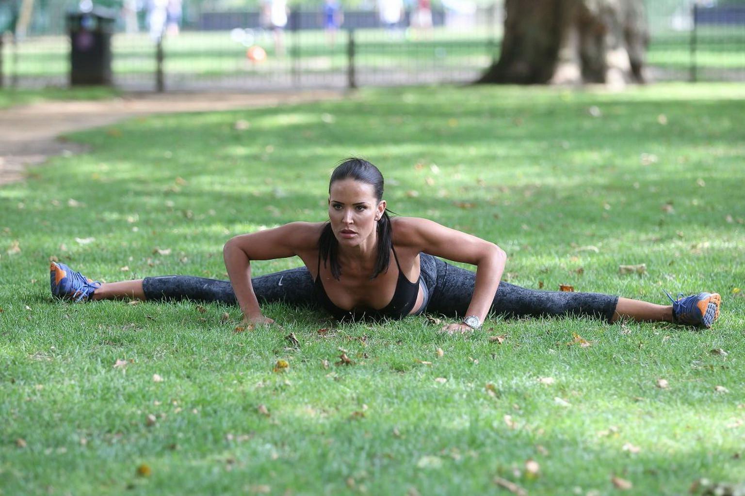 10P Sophie Anderton showing pokies and ass while workout in a sports bra and tights