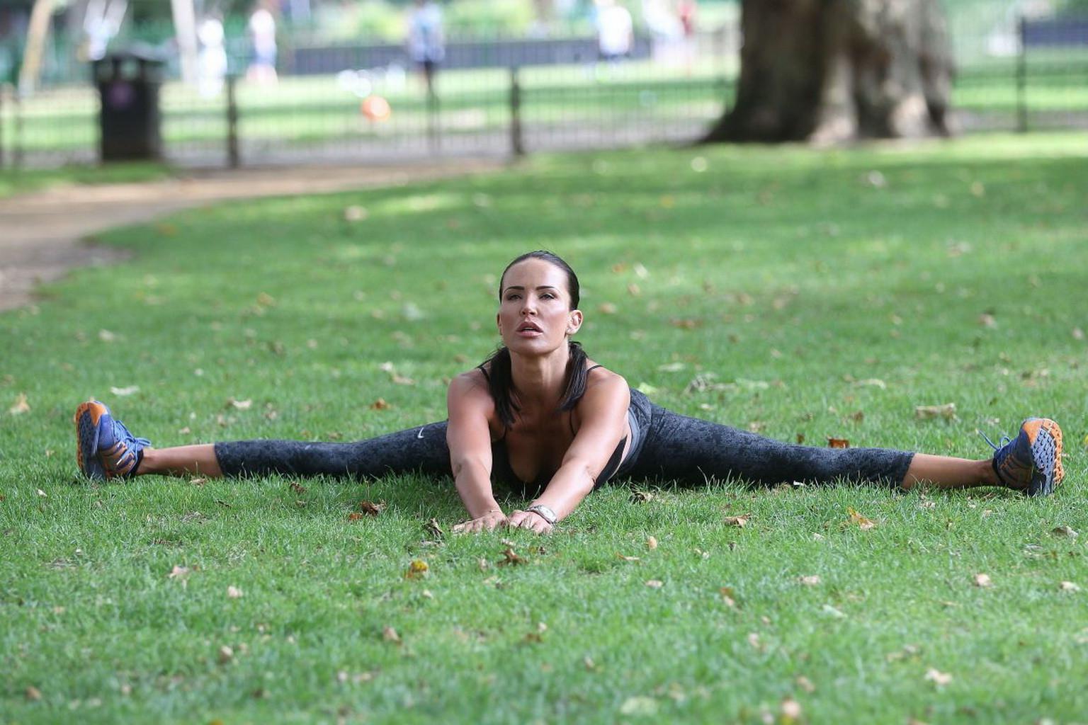 10P Sophie Anderton showing pokies and ass while workout in a sports bra and tights