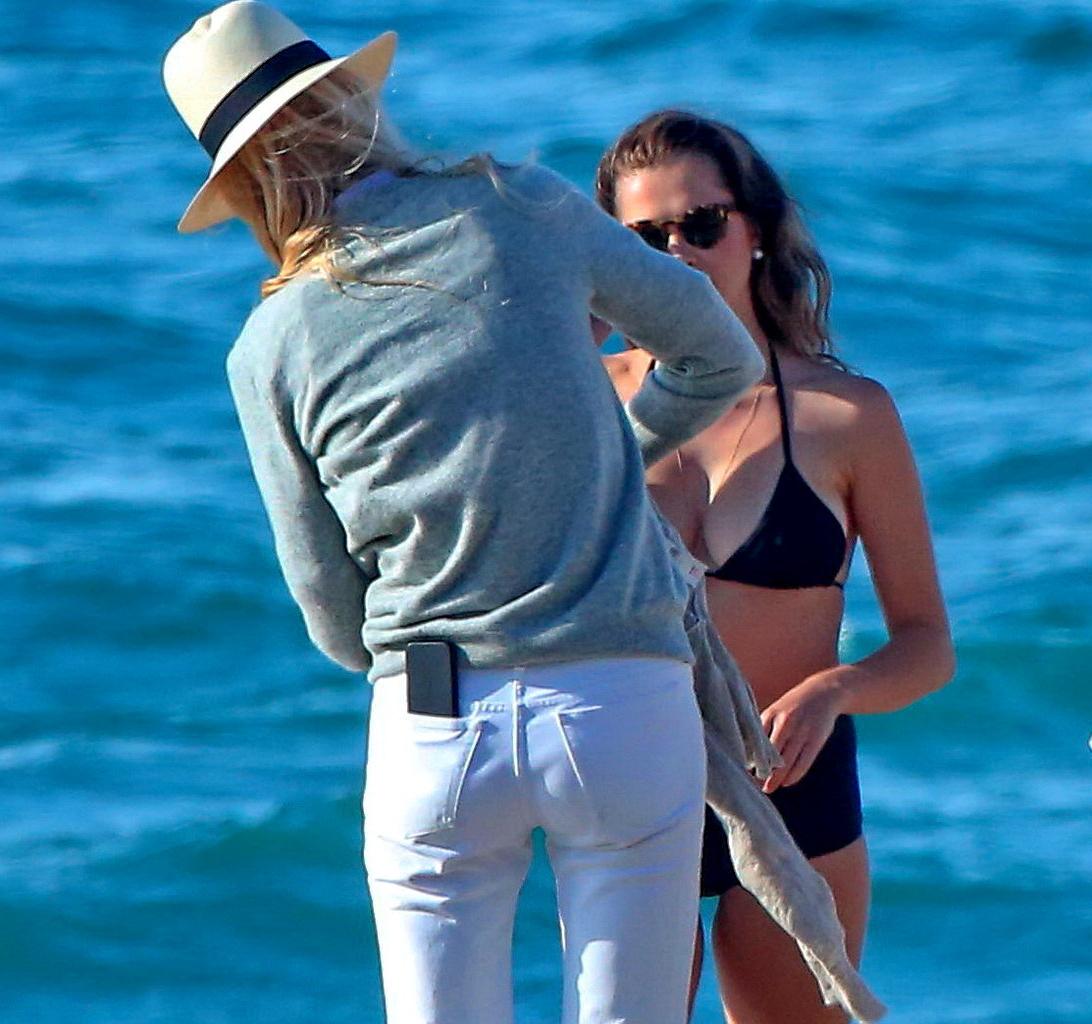 14P Die vollbusige Teresa Palmer trägt einen schwarzen Oma-Bikini bei einem Fotoshooting in Malibu