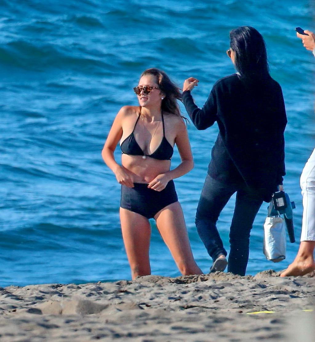14P Die vollbusige Teresa Palmer trägt einen schwarzen Oma-Bikini bei einem Fotoshooting in Malibu