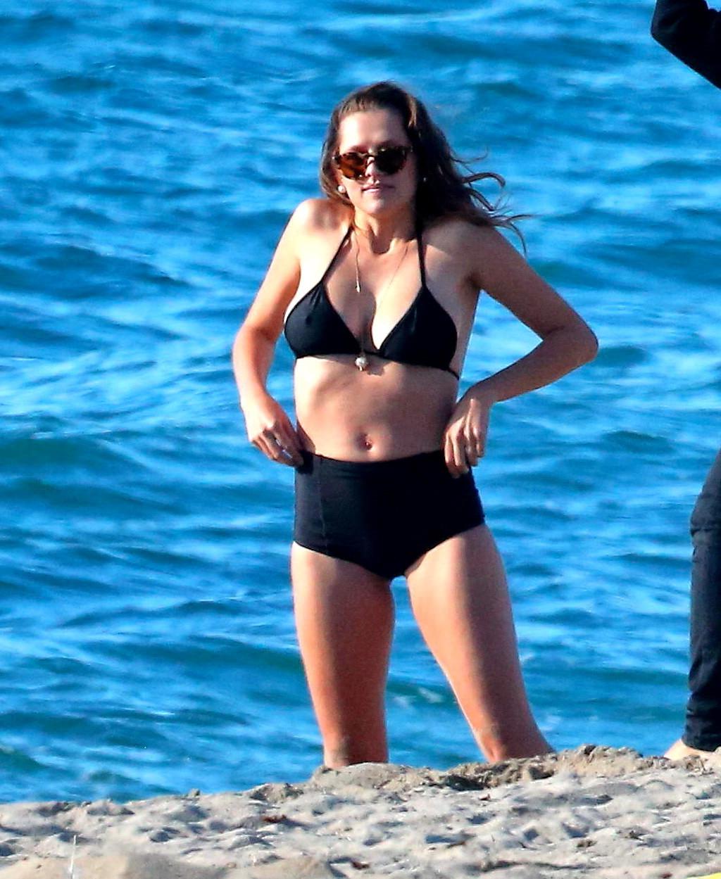 14P Die vollbusige Teresa Palmer trägt einen schwarzen Oma-Bikini bei einem Fotoshooting in Malibu