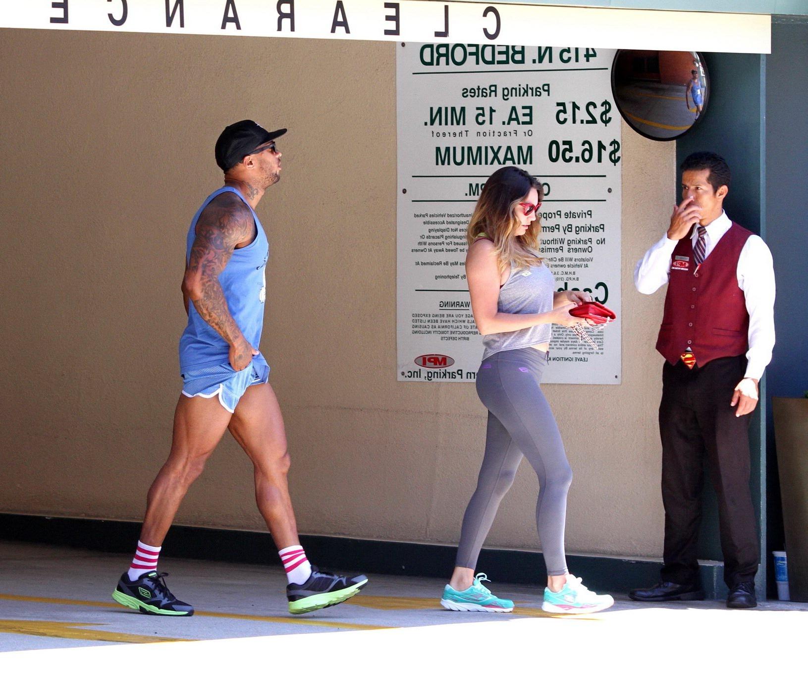 16P Kelly Brook shows off her curvy body wearing a tight sports outfit out in Beverl