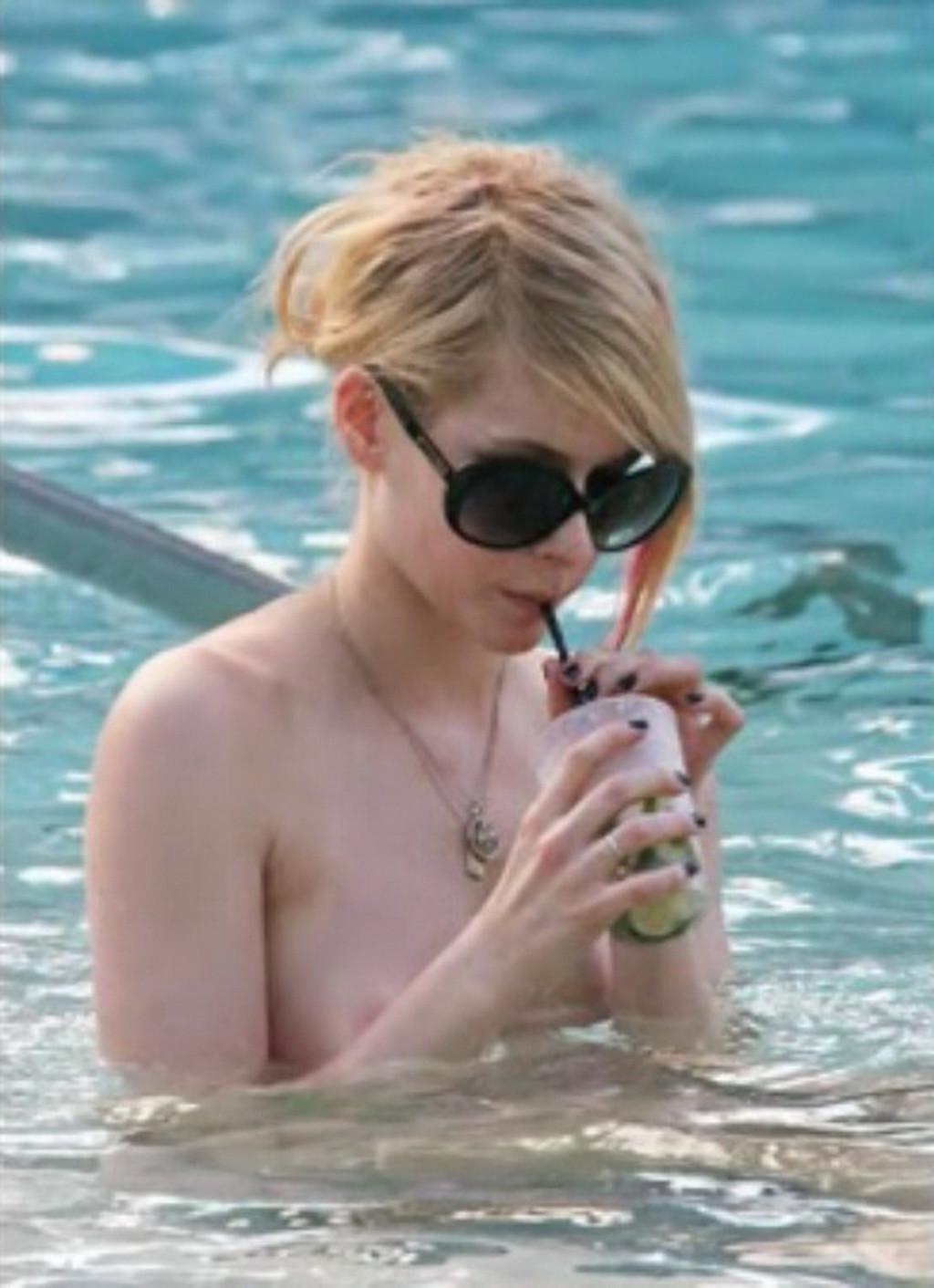 4P Avril Lavigne caught naked in the pool with her friend