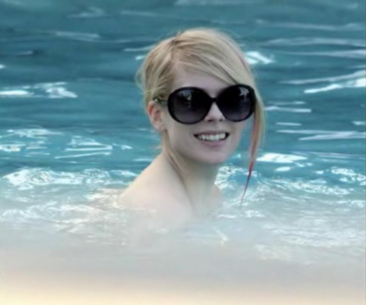 4P Avril Lavigne caught naked in the pool with her friend