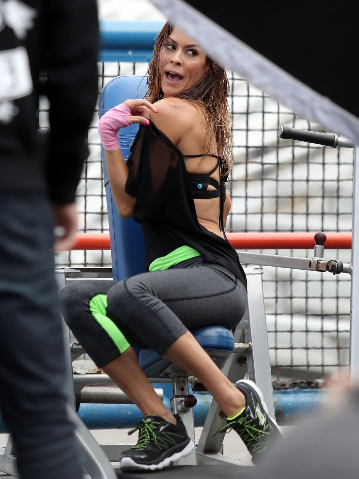 16P Brooke Burke wearing a sports bra on the set of a Sketchers photoshoot in LA