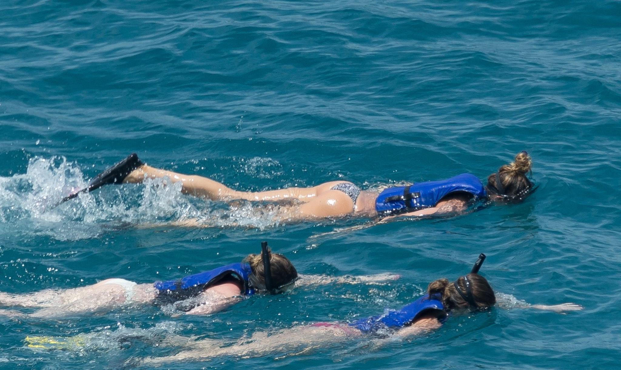 16P Gisele Bundchen showing ass crack on a yacht in Brazil
