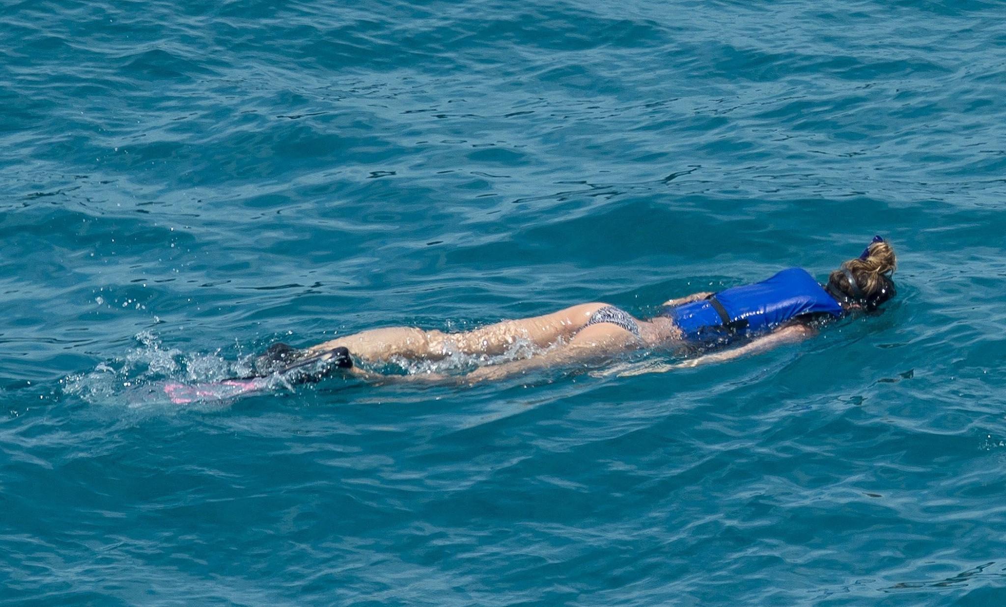 16P Gisele Bundchen showing ass crack on a yacht in Brazil