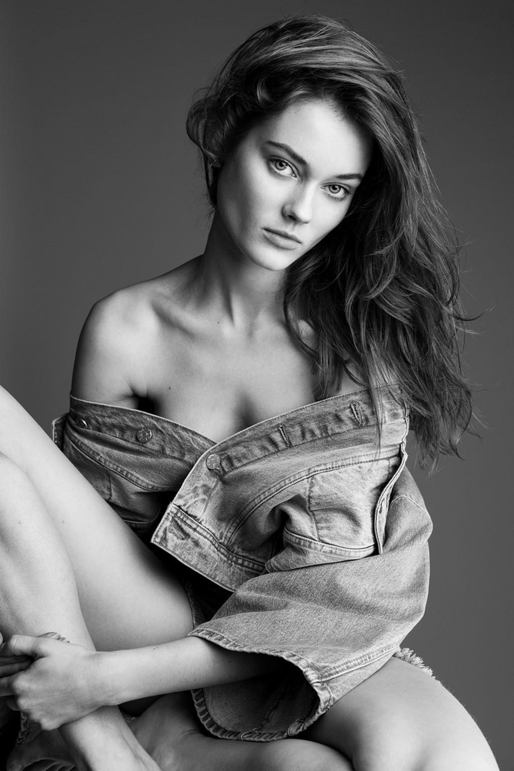 16P Monika Jagaciak posing nude but hiding her goods in Viva Moda photoshoot  outtak