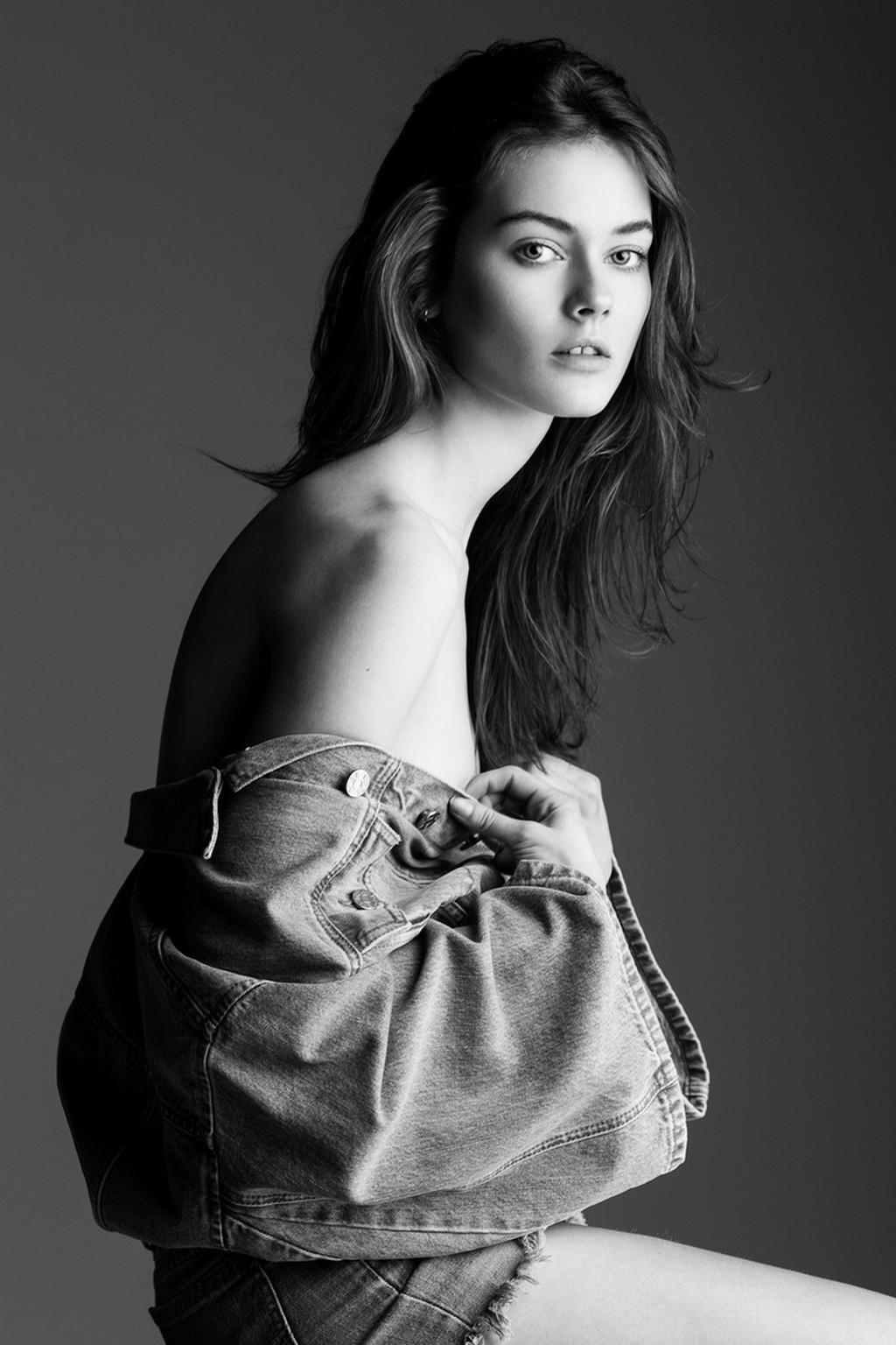 16P Monika Jagaciak posing nude but hiding her goods in Viva Moda photoshoot  outtak