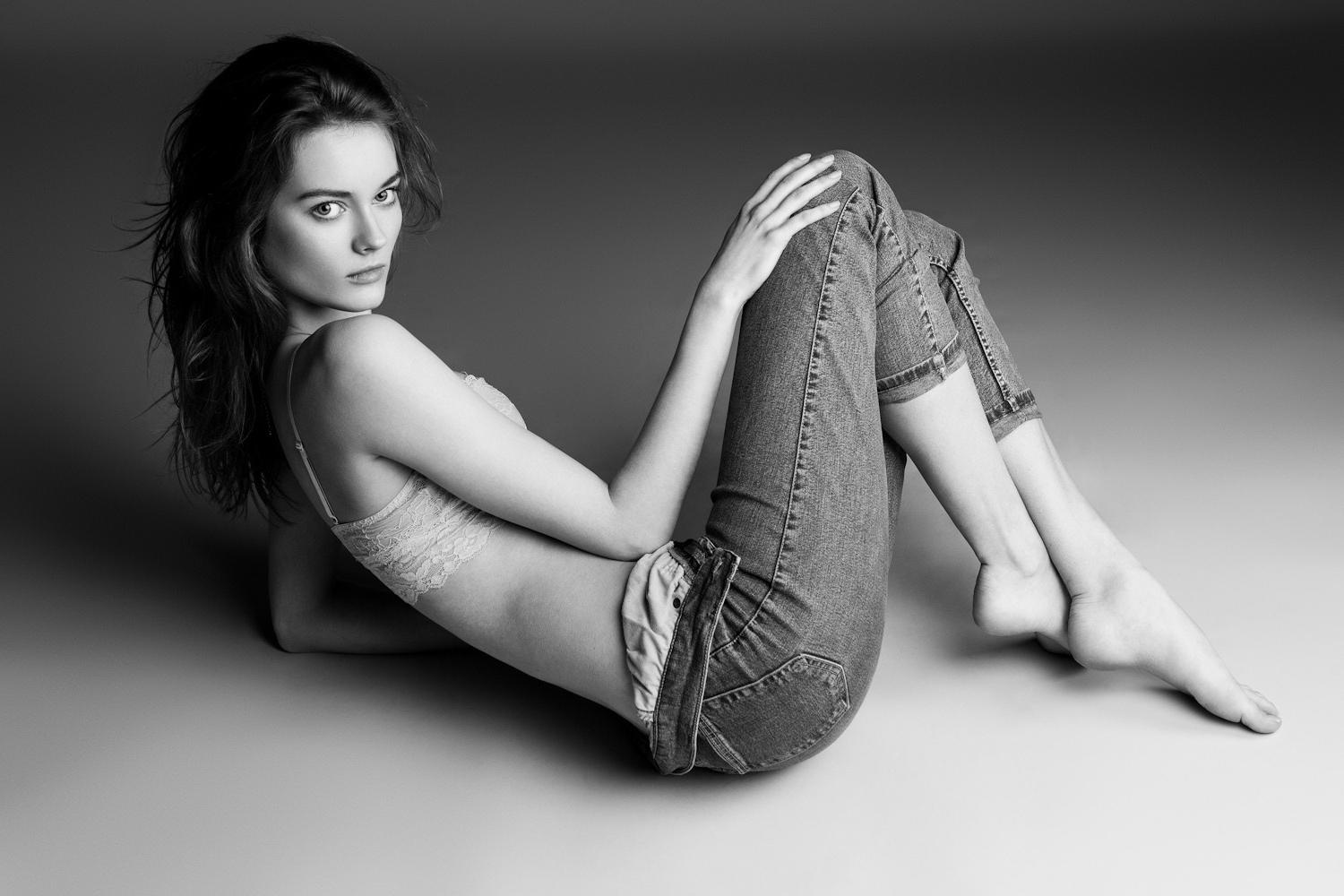 16P Monika Jagaciak posing nude but hiding her goods in Viva Moda photoshoot  outtak