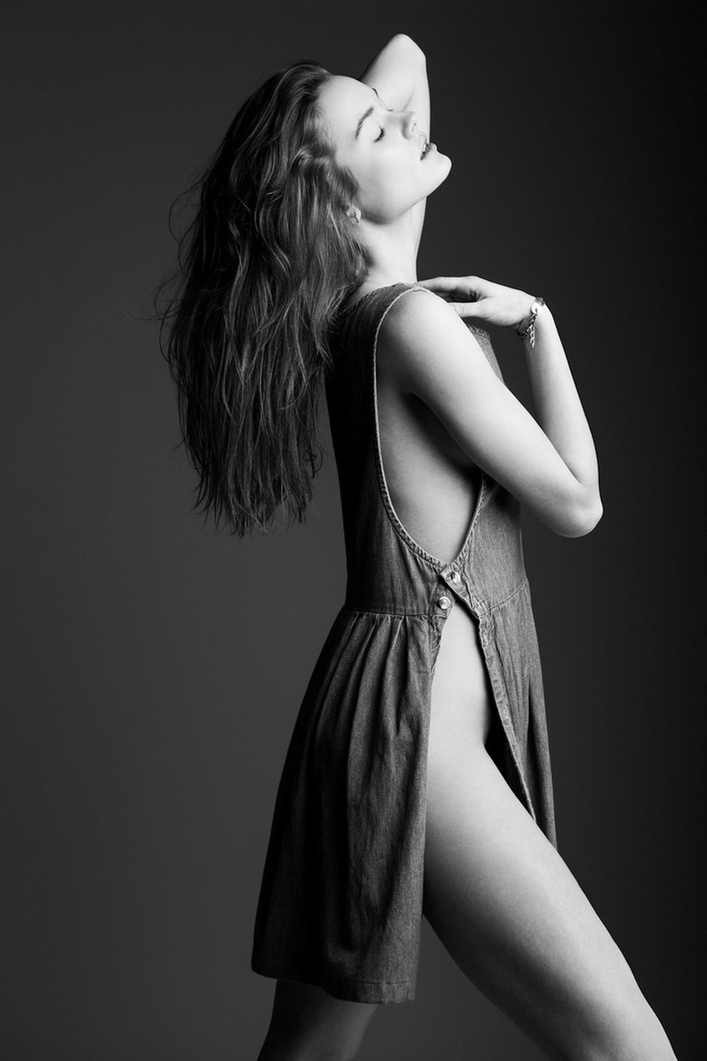 16P Monika Jagaciak posing nude but hiding her goods in Viva Moda photoshoot  outtak