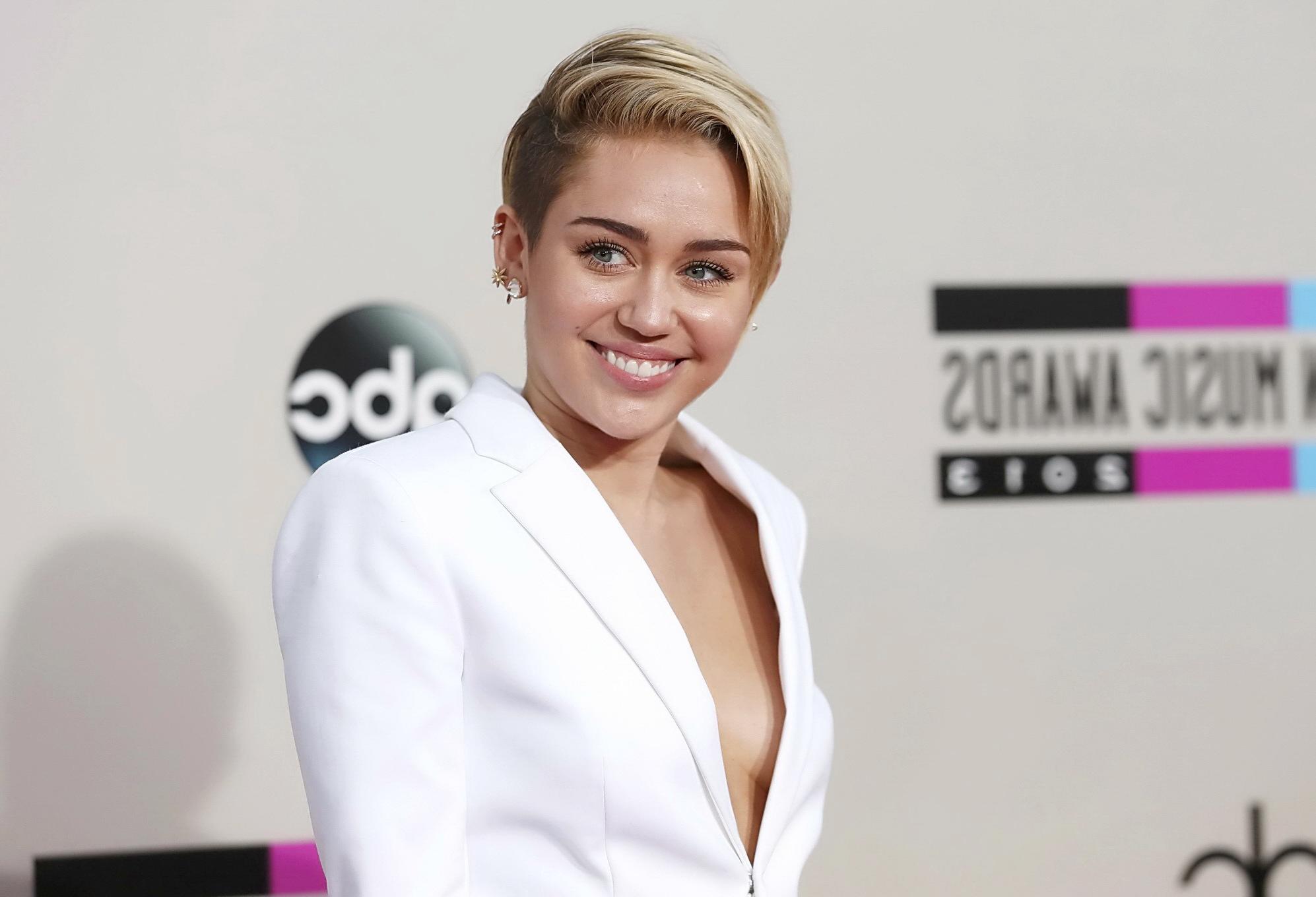 16P Miley Cyrus braless showing great cleavage in a white suit at 2013 American Musi