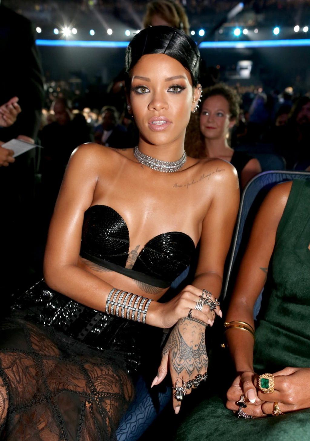 16P Rihanna wearing a slutty black outfit at the 2013 American Music Awards