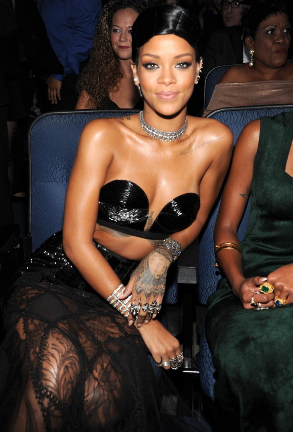 16P Rihanna wearing a slutty black outfit at the 2013 American Music Awards