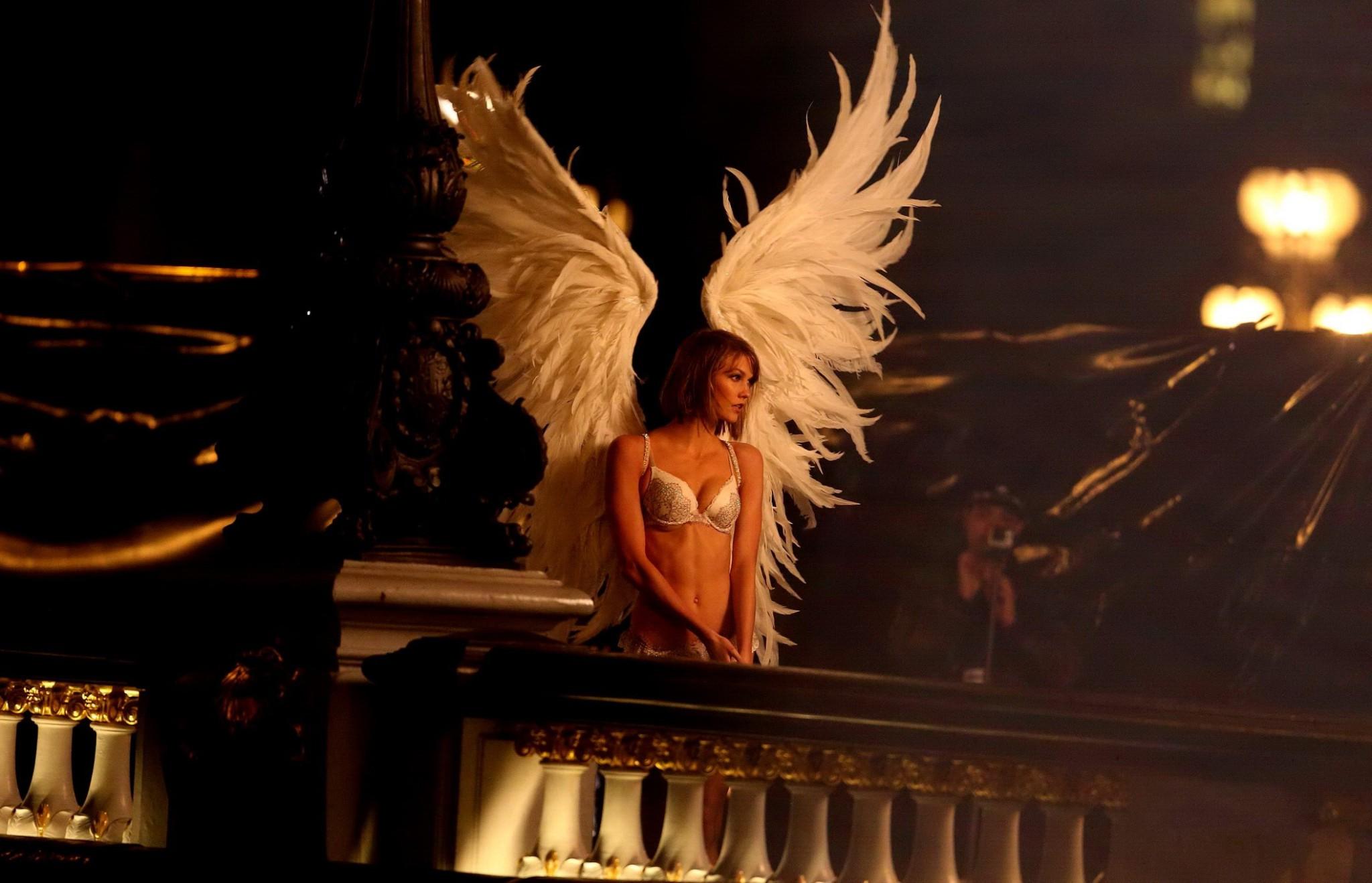 16P Sexy angel Karlie Kloss at the Victoria's Secret lingerie photoshoot in Paris