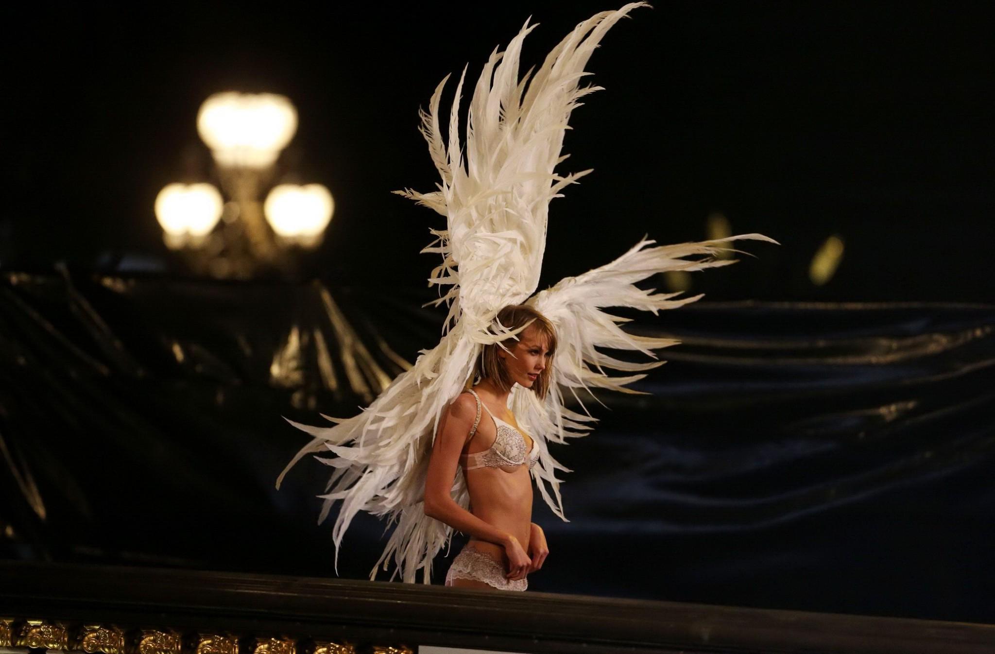 16P Sexy angel Karlie Kloss at the Victoria's Secret lingerie photoshoot in Paris