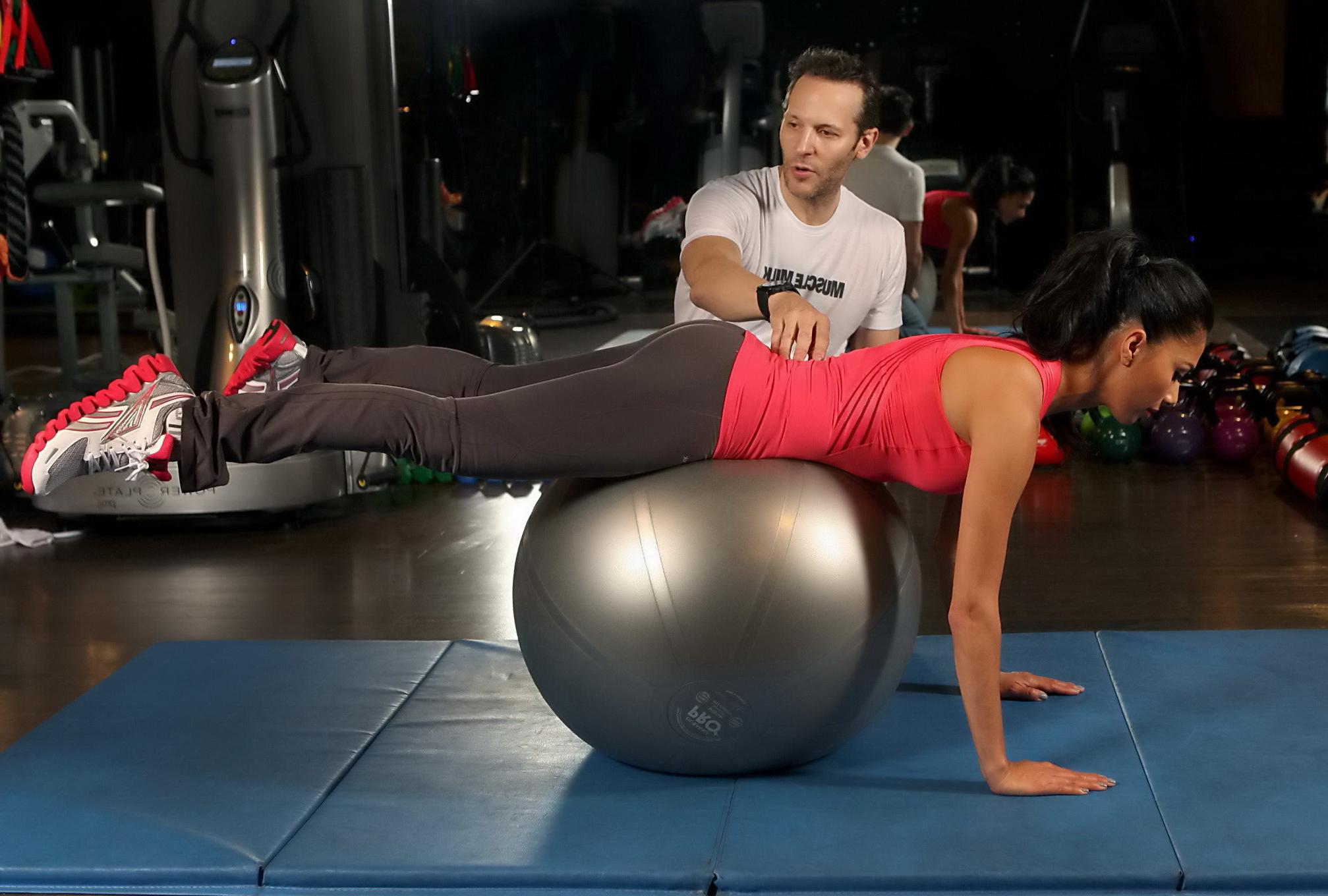 16P Nicole Scherzinger working out in a skimpy red top and tights at a photoshoot in