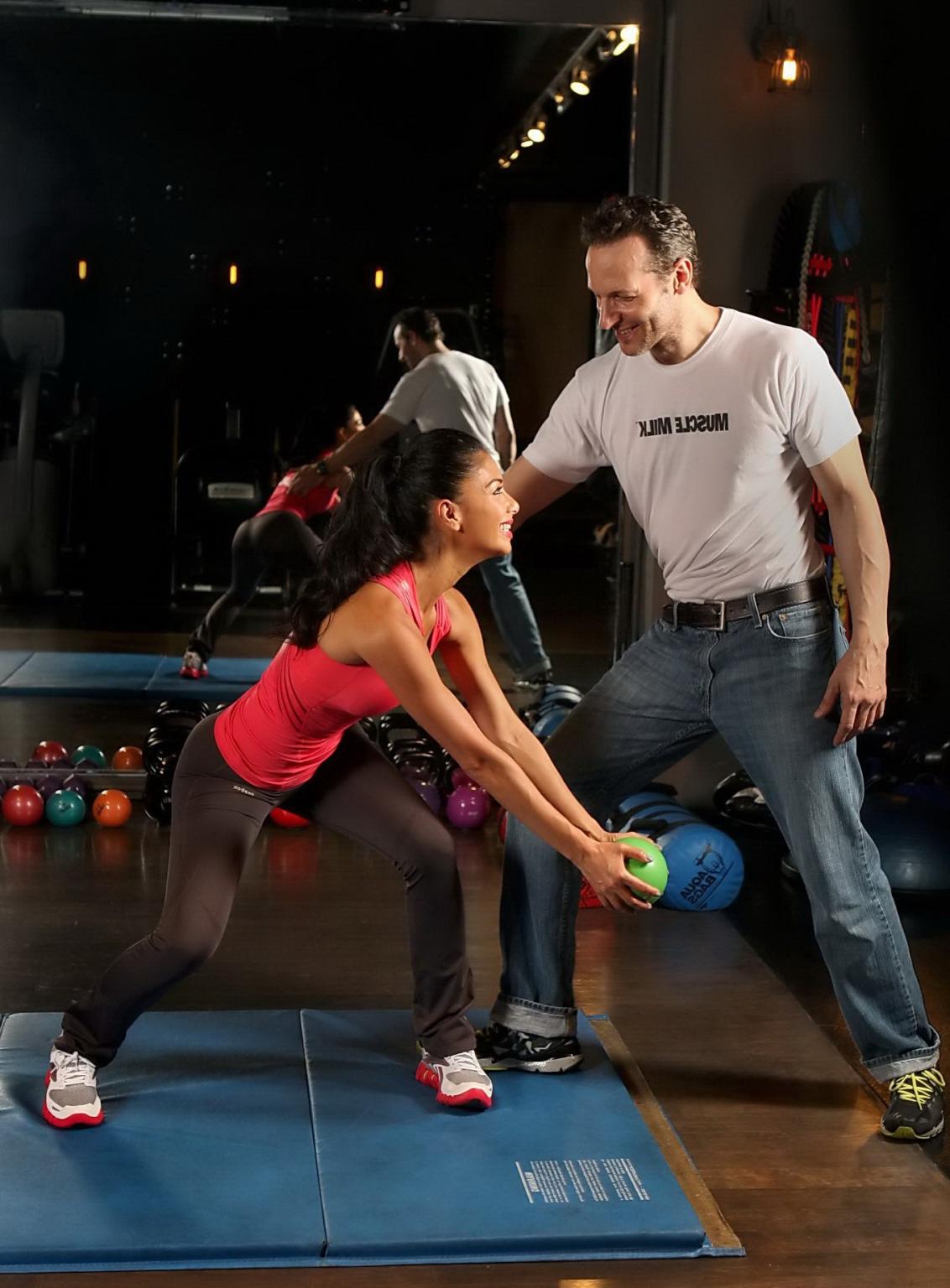 16P Nicole Scherzinger working out in a skimpy red top and tights at a photoshoot in