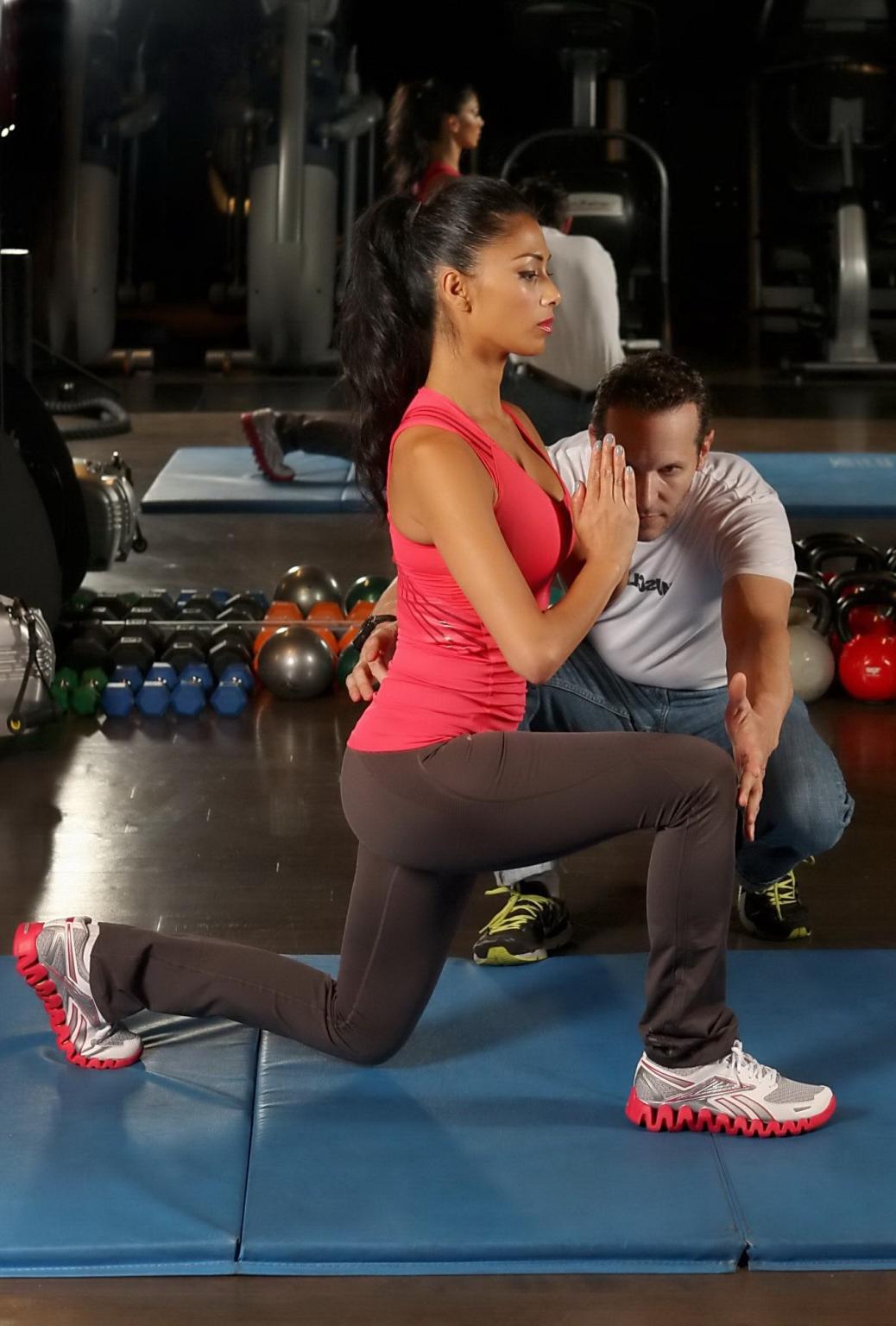 16P Nicole Scherzinger working out in a skimpy red top and tights at a photoshoot in