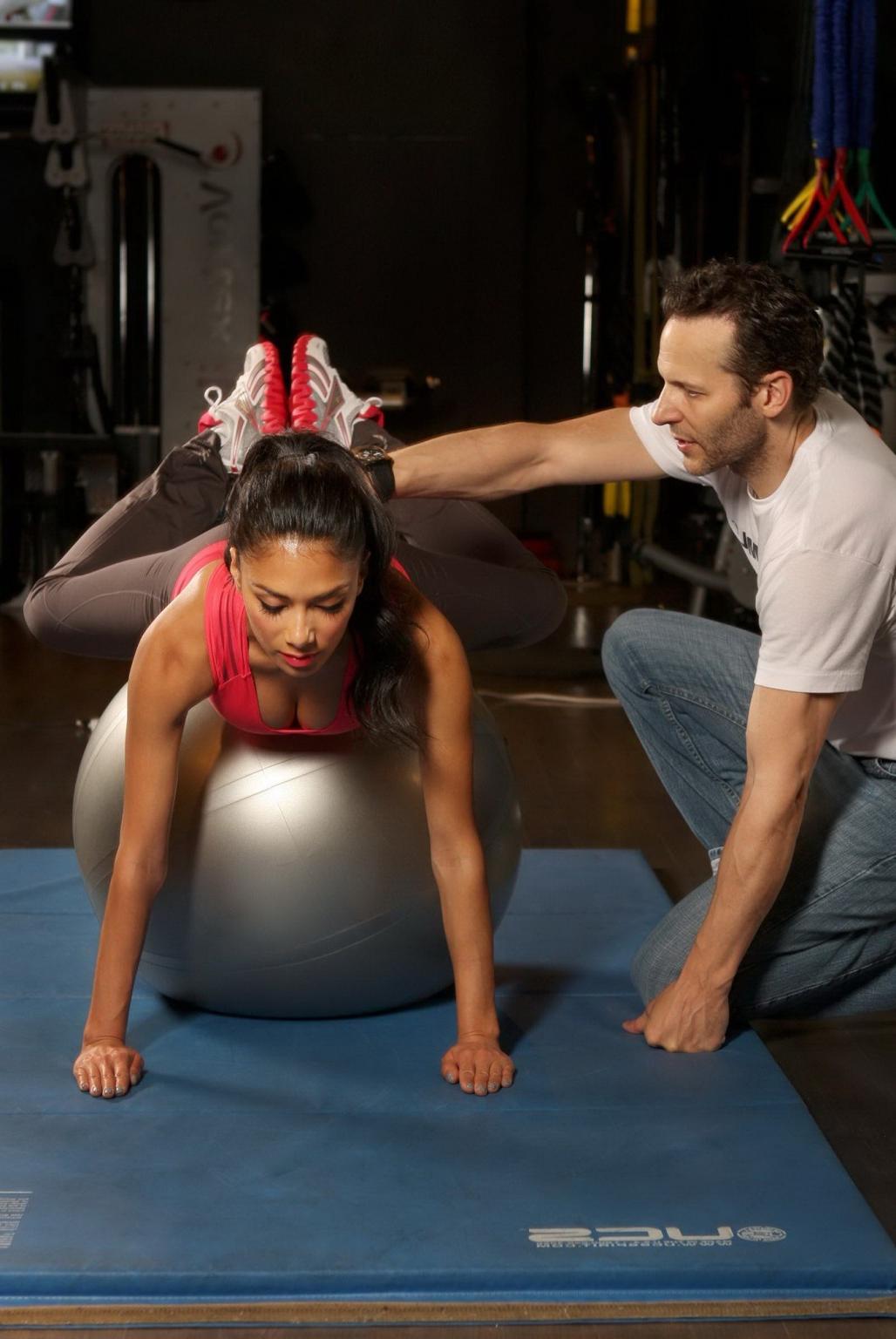 16P Nicole Scherzinger working out in a skimpy red top and tights at a photoshoot in