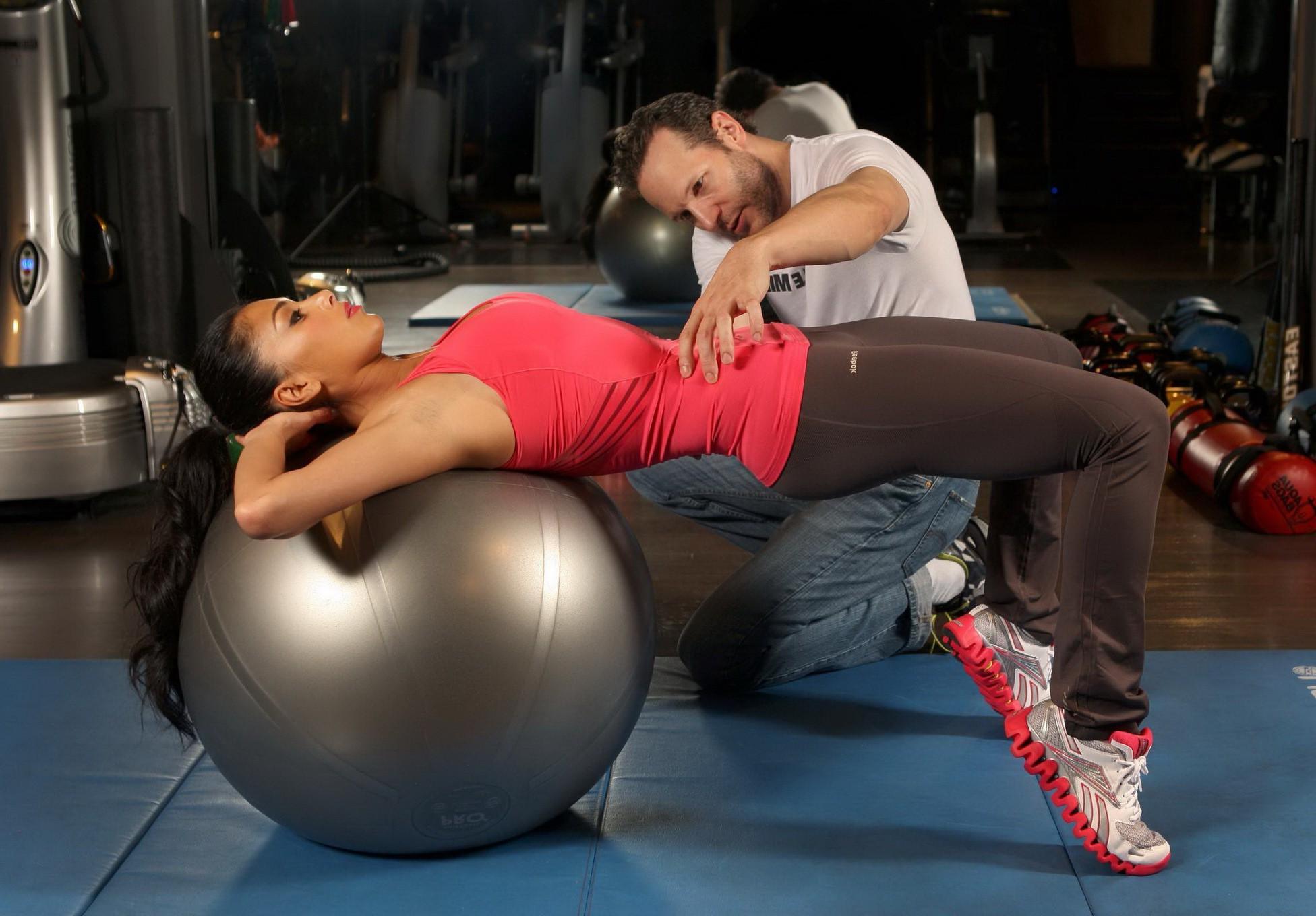 16P Nicole Scherzinger working out in a skimpy red top and tights at a photoshoot in