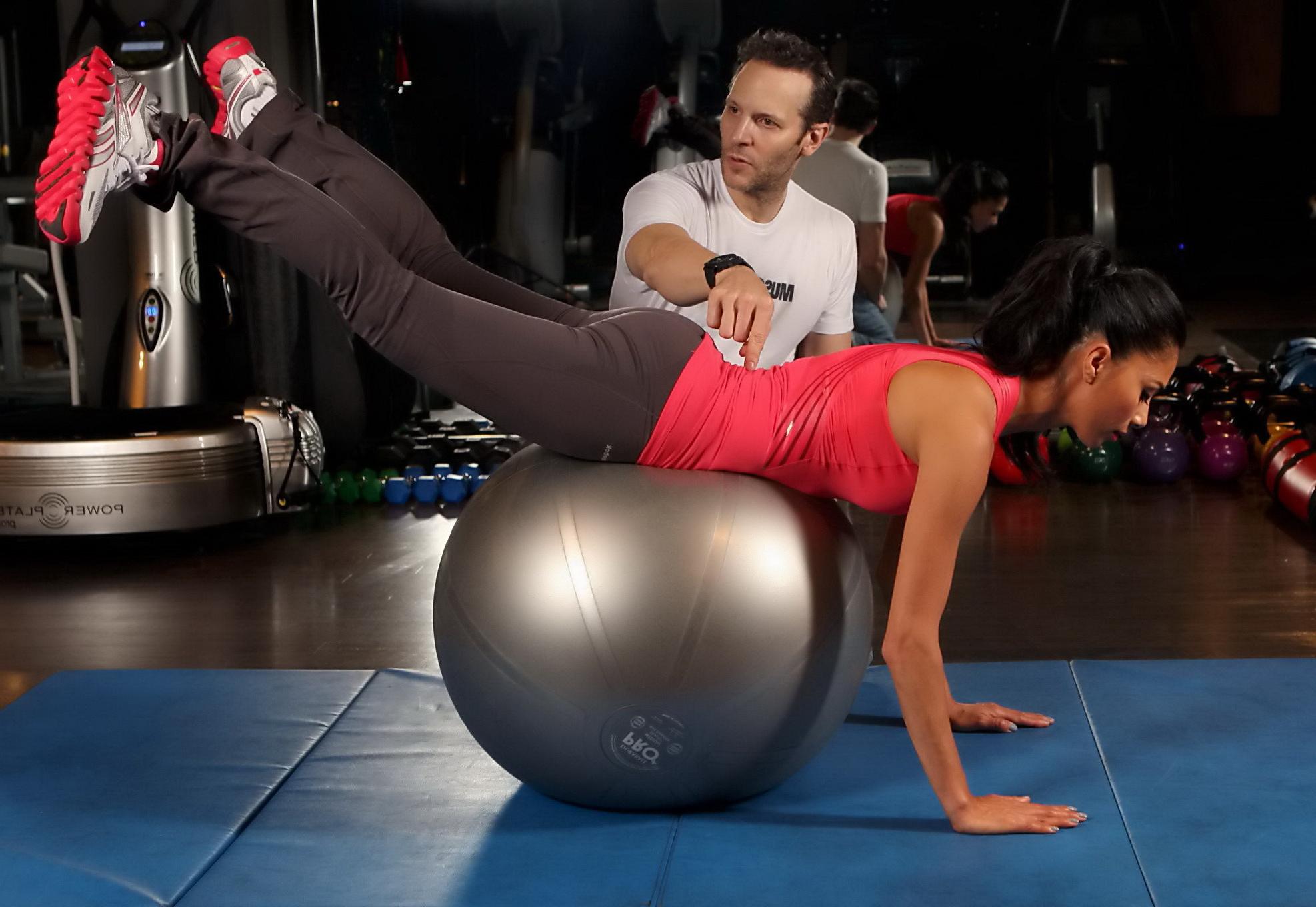 16P Nicole Scherzinger working out in a skimpy red top and tights at a photoshoot in