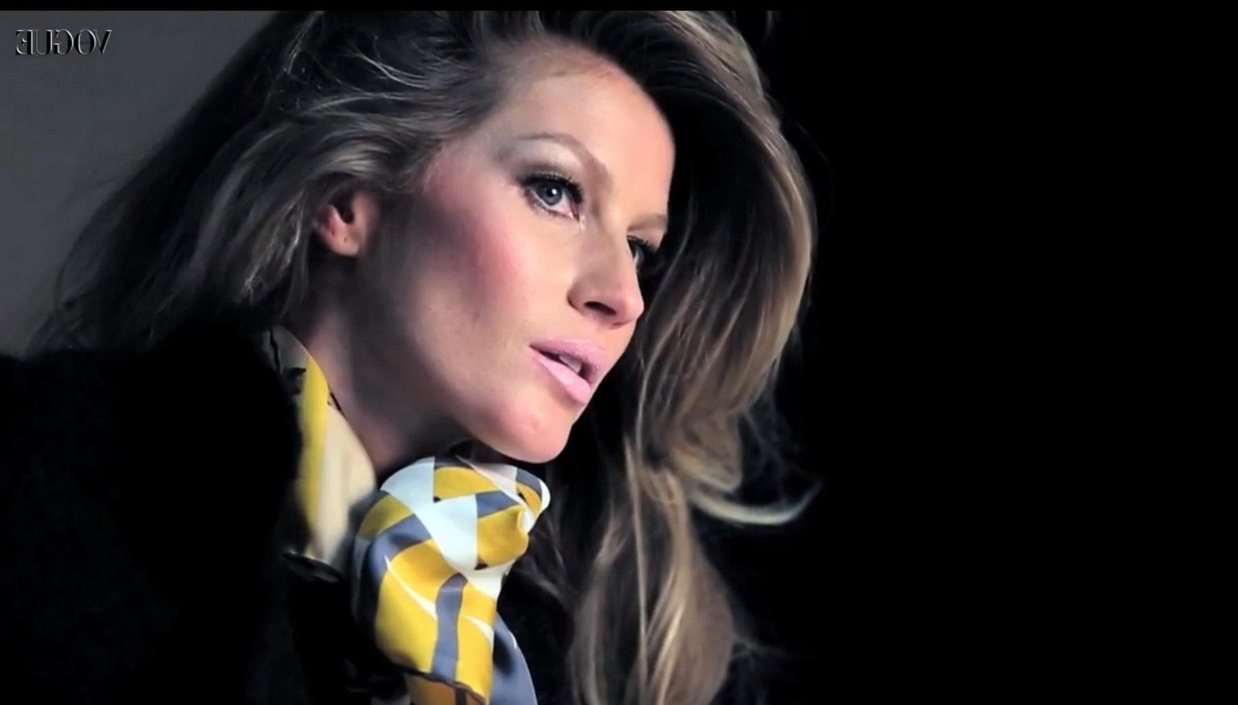 16P Gisele Bundchen topless in thong but hiding her boobs in Vogue Italia photoshoot