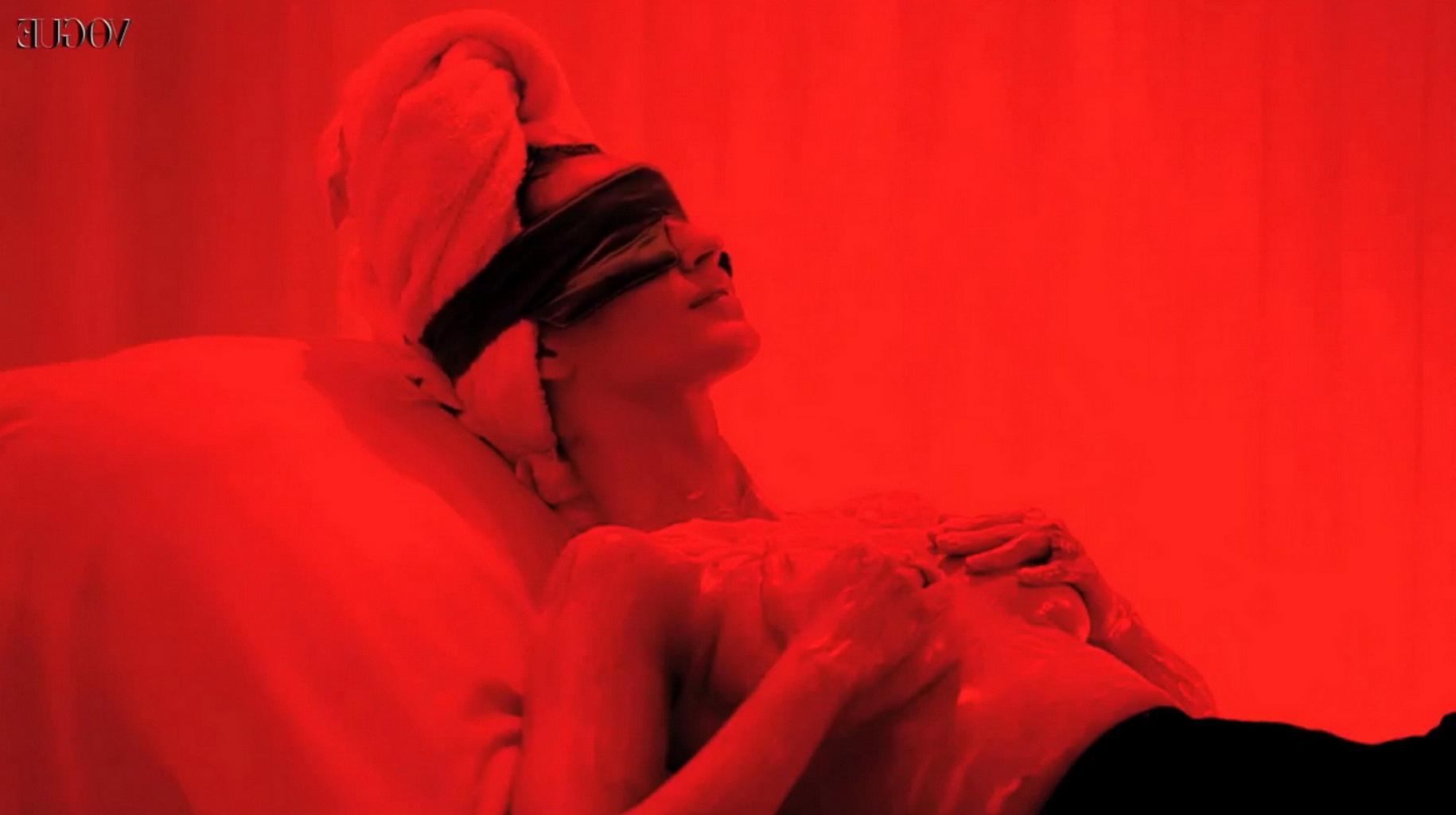 16P Gisele Bundchen topless in thong but hiding her boobs in Vogue Italia photoshoot