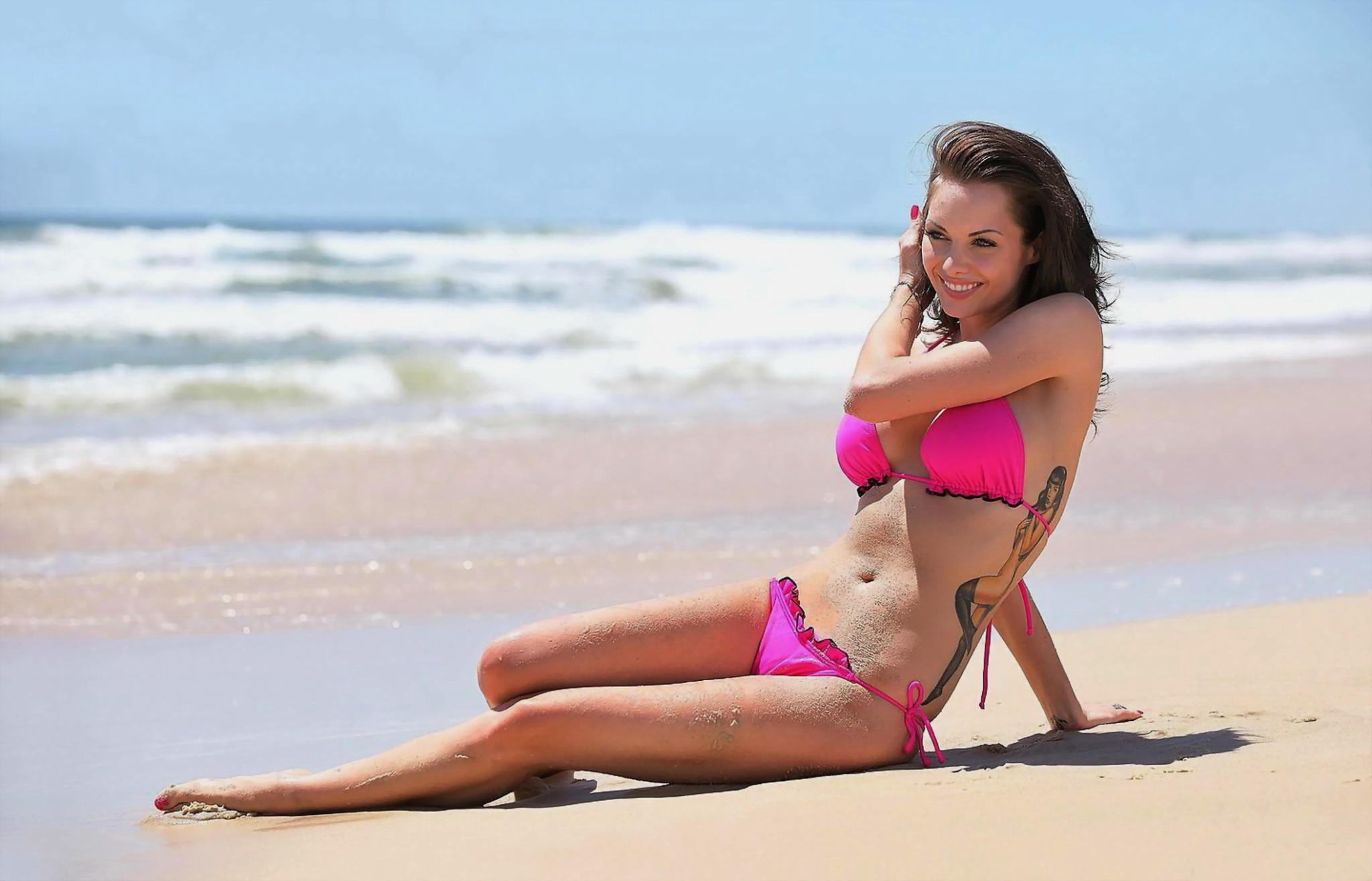 10P Jessica Jane Clement exposing her hot bikini body at a beach photoshoot